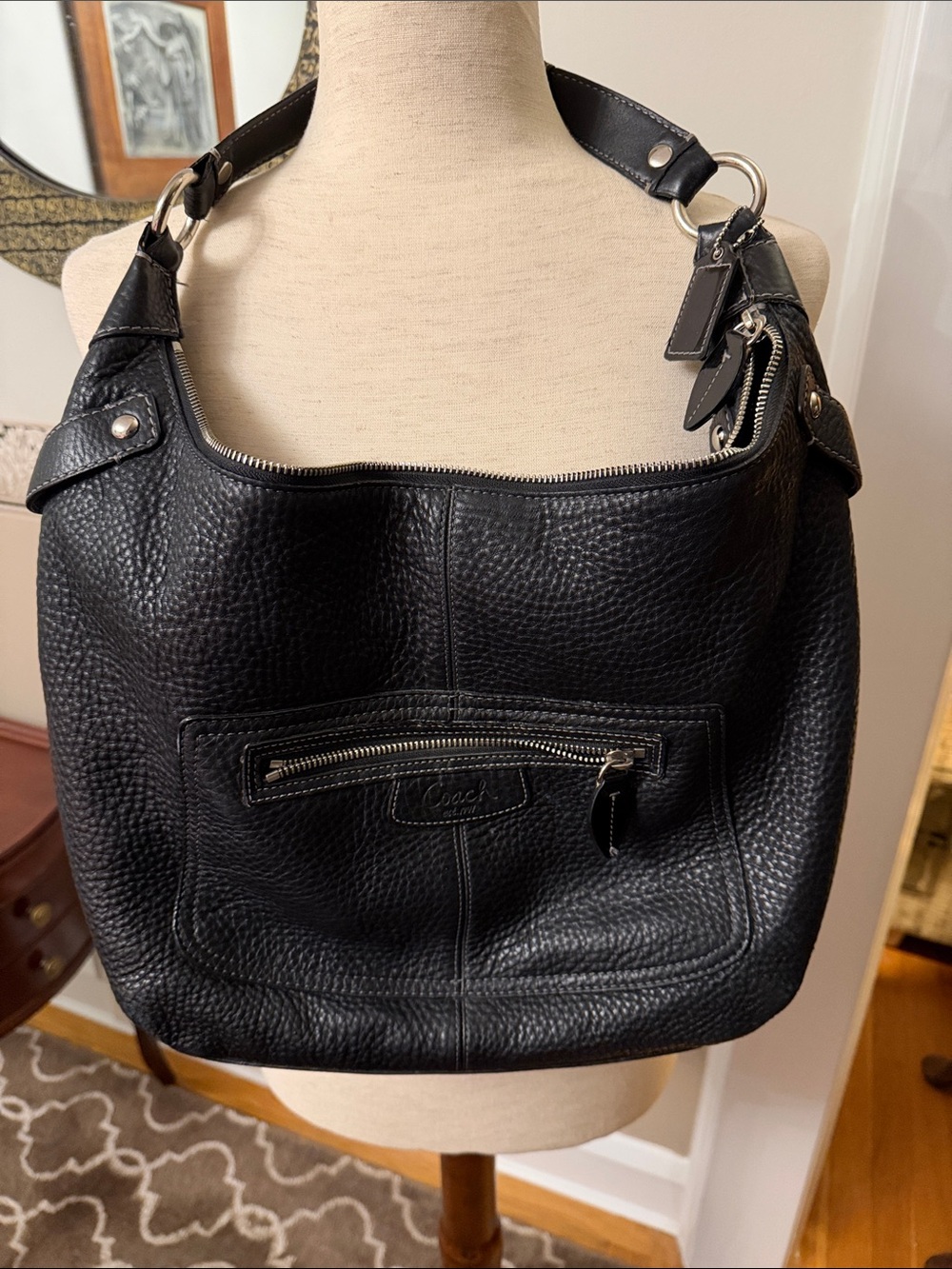 Like new Vintage Coach Black Pebbled Leather Shoulder bag inside and out